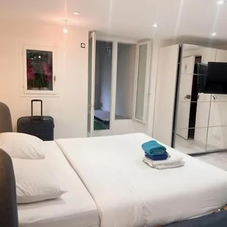 Rent A - Caire, Montorgueil París